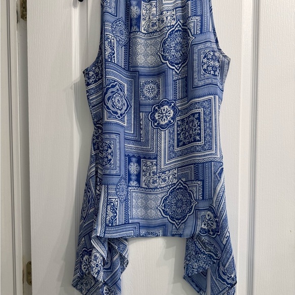 2/30$ Blue and White Patterned Sleeveless Top. Ptp 19” - Picture 4 of 6